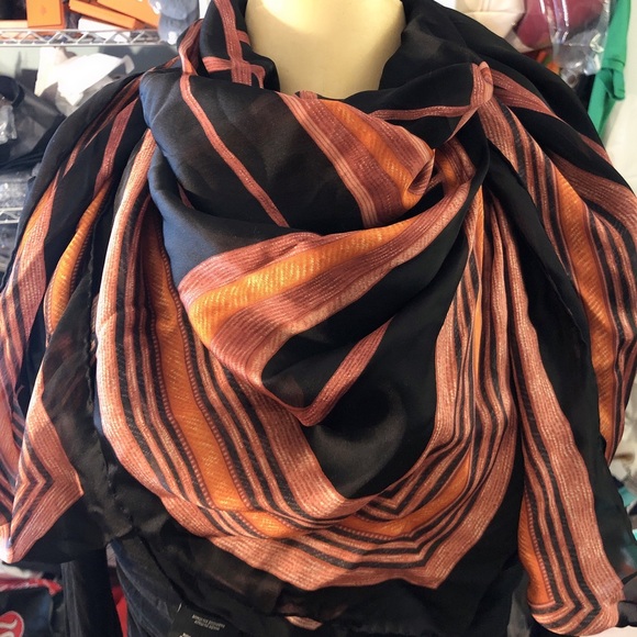 Authentic Gucci silk sarf - Picture 3 of 6